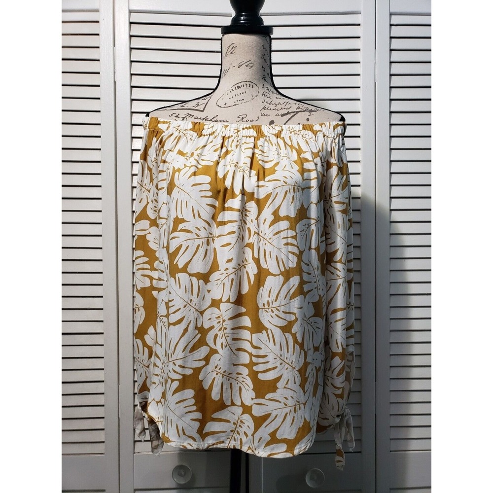 One Clothing Off Shoulder Tunic‎ Top Women's Medium Gold Leaf Print Slit Sleeve